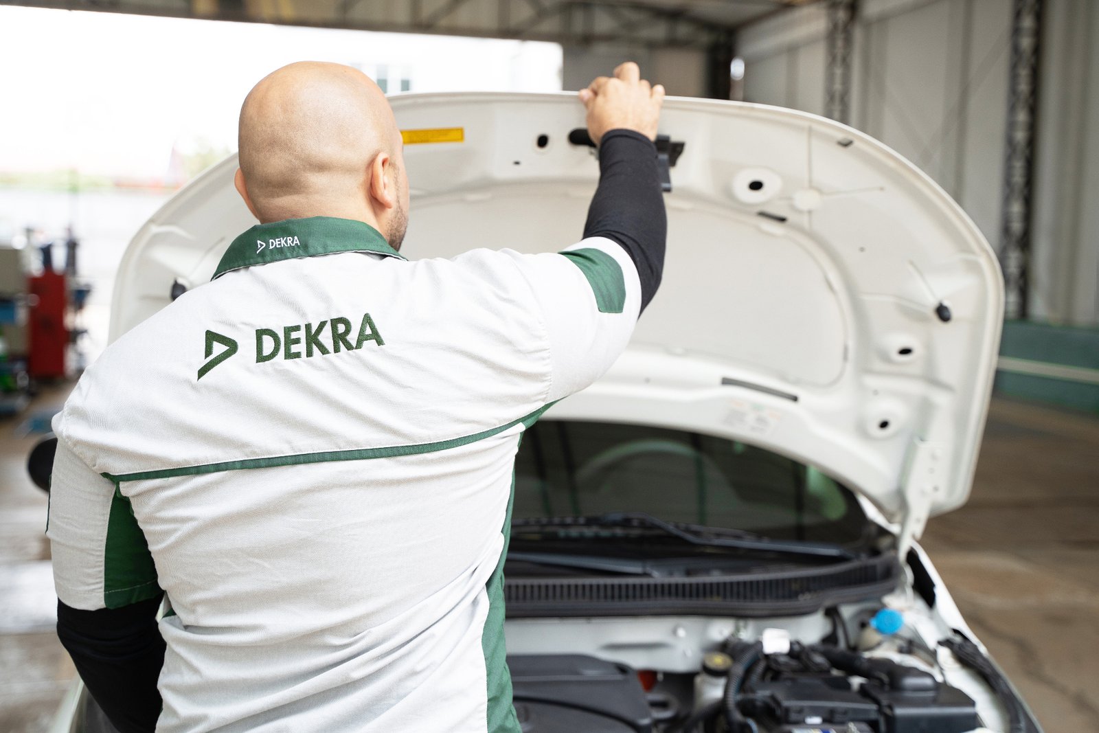 Vistoriador DEKRA inspecionando motor